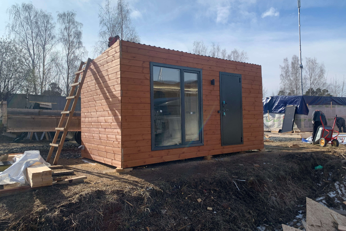 Бытовка для дачи с панорамным окном